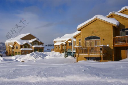 雪地里的小型木屋图片