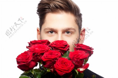 拿玫瑰花的男人图片