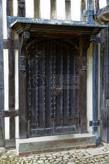 陈旧的青铜门