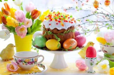 复活节蛋糕彩蛋和鲜花图片