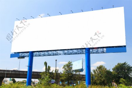 高架桥边的巨大广告牌图片