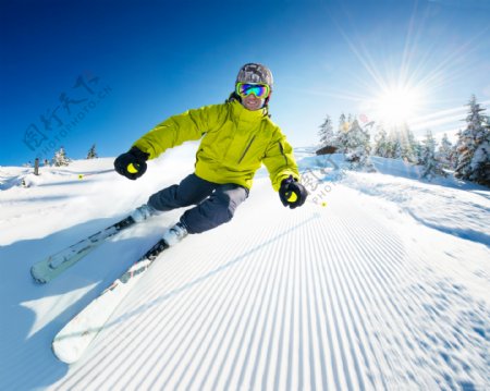 开心滑雪的男人图片