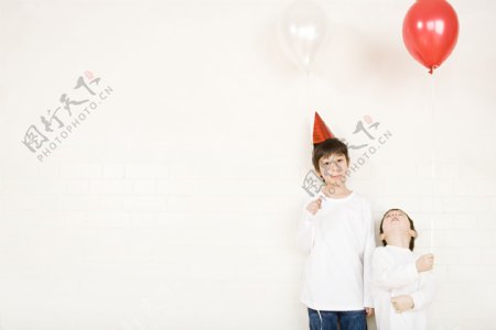 手拿气球的可爱儿童图片