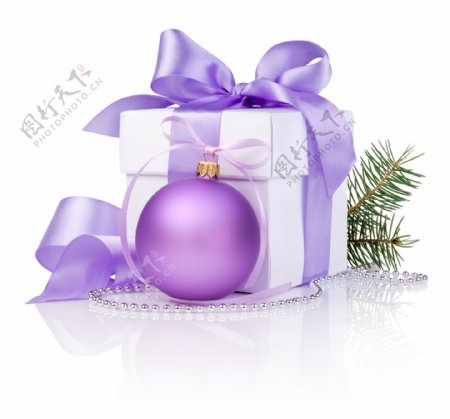 紫色吊球与礼物图片