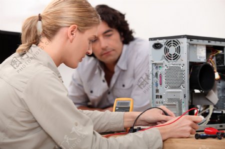 修理电脑的女人图片