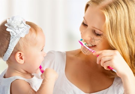 在刷牙的母女图片