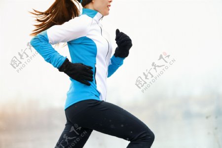 跑步健身的美女图片