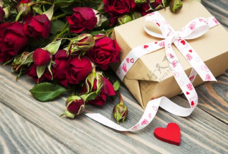 红色玫瑰花和礼物盒图片