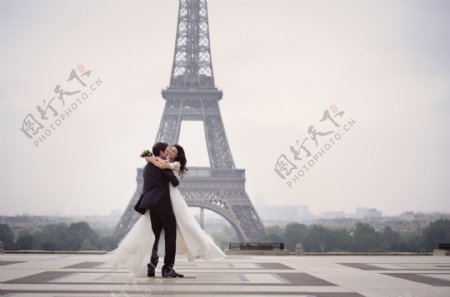 埃菲尔铁塔下拥抱的情侣图片