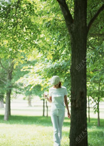 在草丛中行走的女人图片