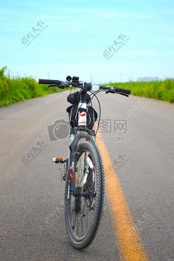 公路上的自行车
