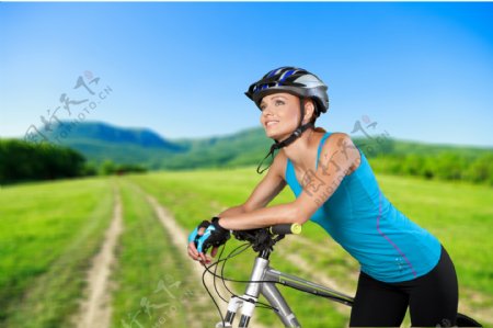 骑自行车看风景的美女图片