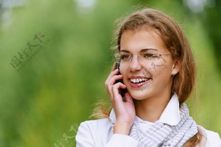 正在打电话的女人图片