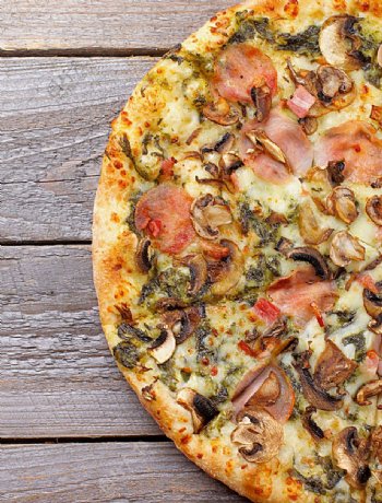 木板上的披萨