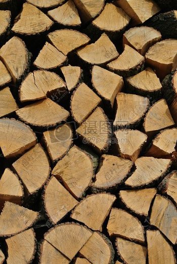 堆砌好的木材