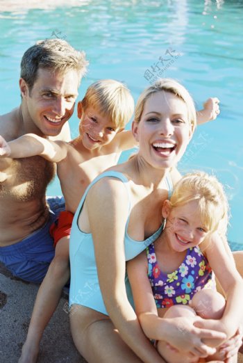 坐在泳池边的幸福家庭图片