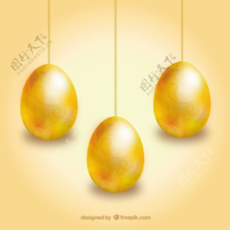 挂在链上的金色复活节蛋