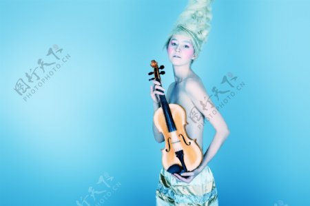 手拿小提琴的金发女郎图片