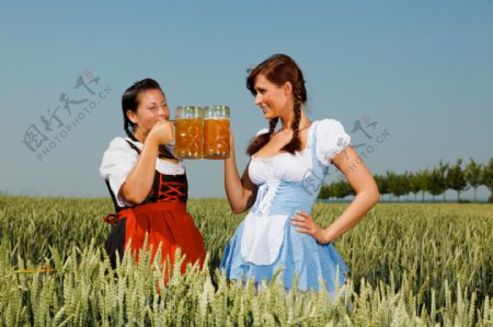 啤酒节的两个女孩图片