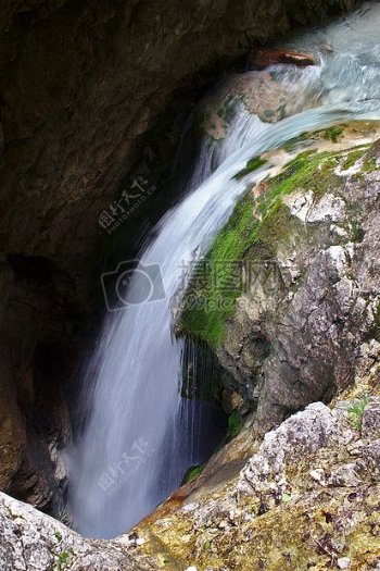 瀑布私语流岩自然湿水过独身生活
