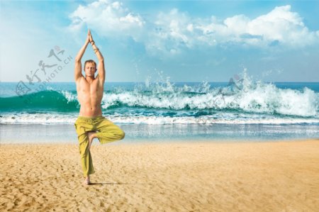 练瑜伽的外国男人图片