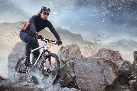 山地上骑自行车的男人图片