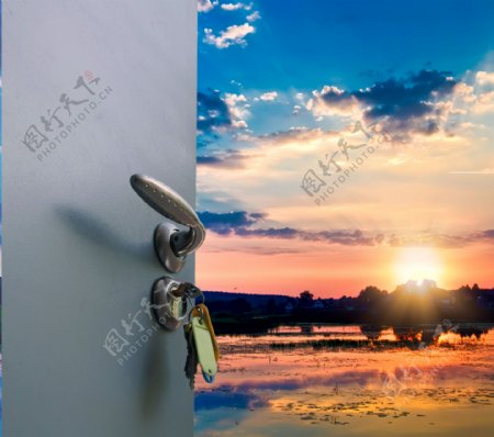 门锁钥匙与黄昏美景图片
