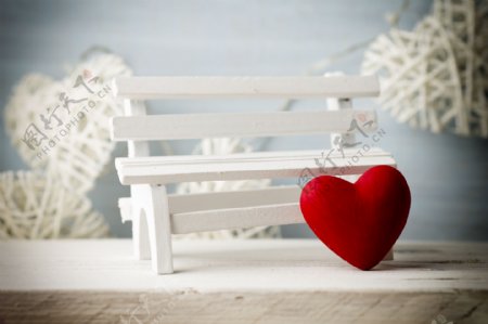 白色木板上面的红色爱心图片