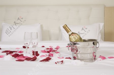 床上的花瓣与香槟图片