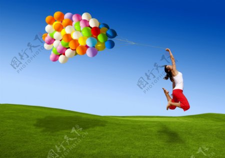 彩色气球与兴奋女人图片