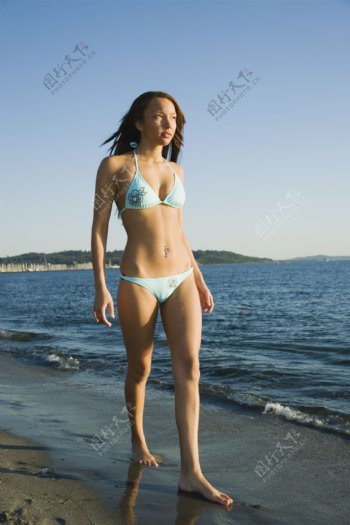 沙滩上的比基尼美女图片