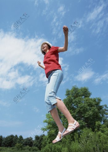 跳跃起来的女人图片