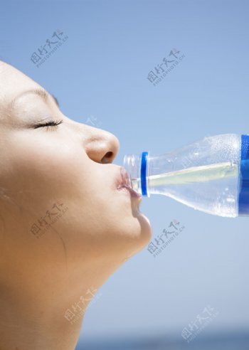 喝水的美女图片特写图片
