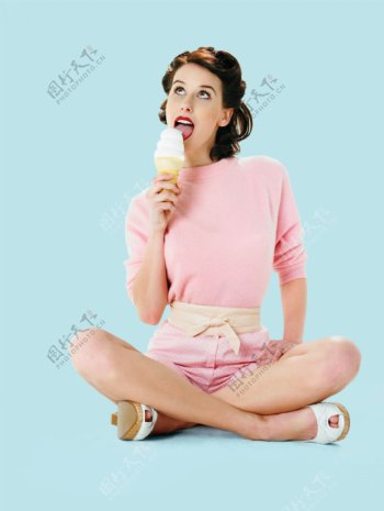 正在吃冰淇淋的外国性感美女图片