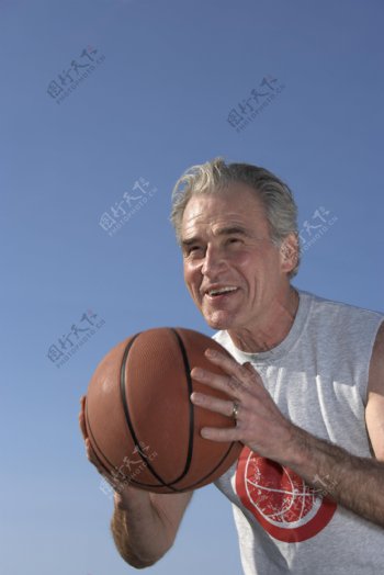 打篮球的老人图片