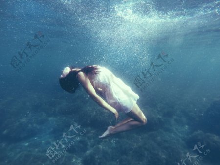 水中漂浮的女人图片