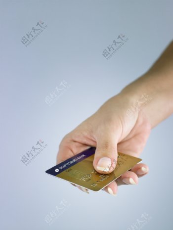 拿着信用卡的手特写图片