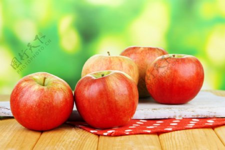 桌面上的红苹果
