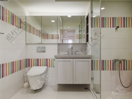 美式时尚卫生间洗手台背景墙设计图