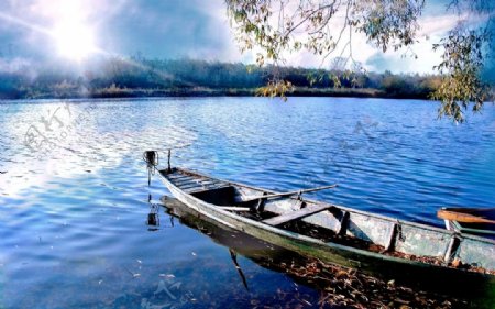 阳光下湖边小船风景图片