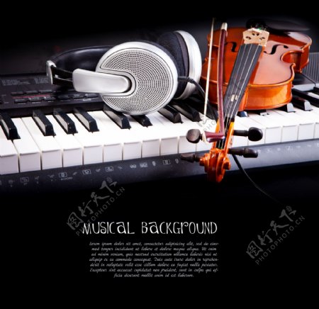 钢琴键上的小提琴与黑色耳机图片