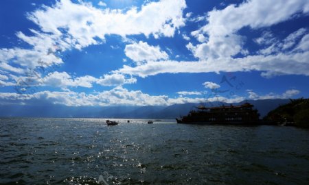 蓝天白云大海风景图片