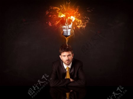 电灯泡与职业男性图片