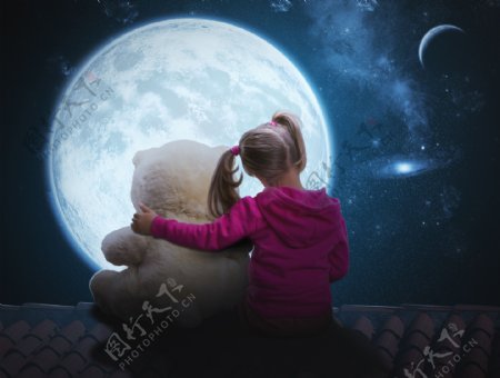 屋顶看月亮的小女孩图片