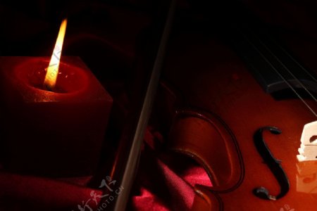 蜡烛与小提琴图片