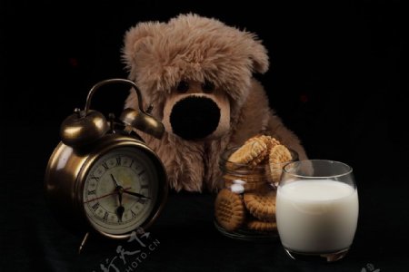 玩具熊与牛奶饼干图片