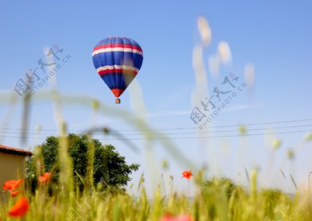 天空中飞翔的热气球