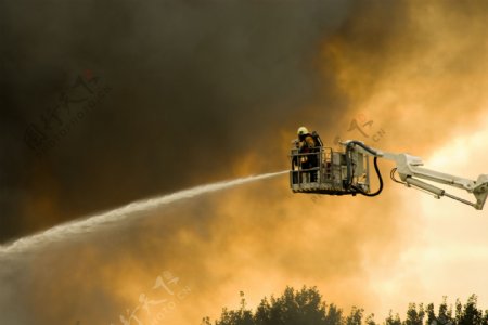 灭火的消防员图片