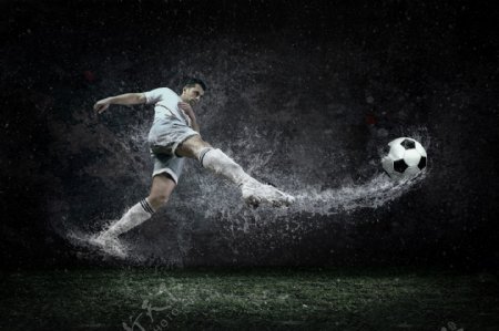 水花喷溅与足球运动员图片