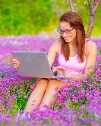 坐在花丛里的女人图片